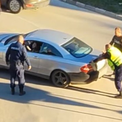 Асеновградски полицаи впечатлиха Мрежата със своята съпричастност Кадри разпространени в социалните