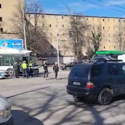 Тролейбус и кола се удариха в ранния следобед на оживеното