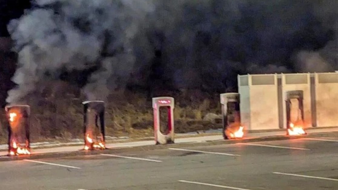 Подпалиха станции за зареждане на Tesla в знак на протест срещу Мъск СНИМКИ