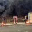 Подпалиха станции за зареждане на Tesla в знак на протест срещу Мъск СНИМКИ