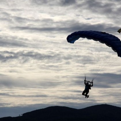 59 годишен българин в тежко състояние след катастрофа с моторизиран парапланер