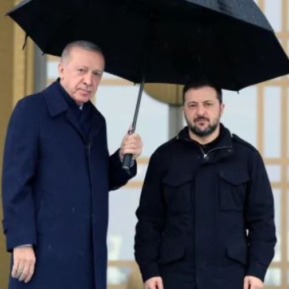 Снимка на която турският президент Реджеп Ердоган държи чадър над