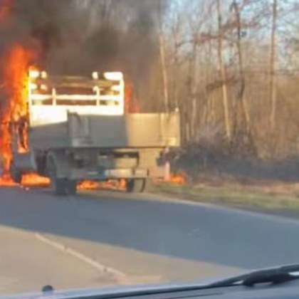 Товарен автомобил пламна на оживен път във Варненско алармират граждани