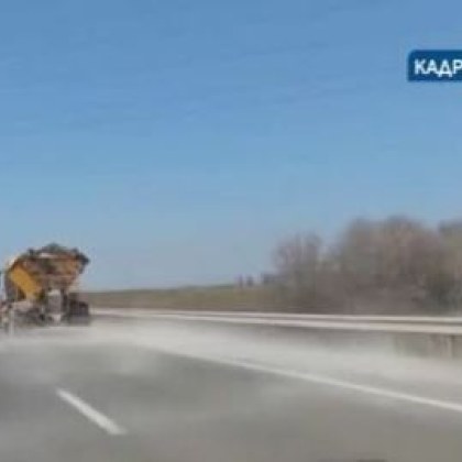 В социалните мрежи се появи видео в което снегорин опесъчава