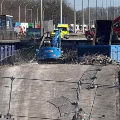 Работник загина след като вчера мост на магистрала в Белгия