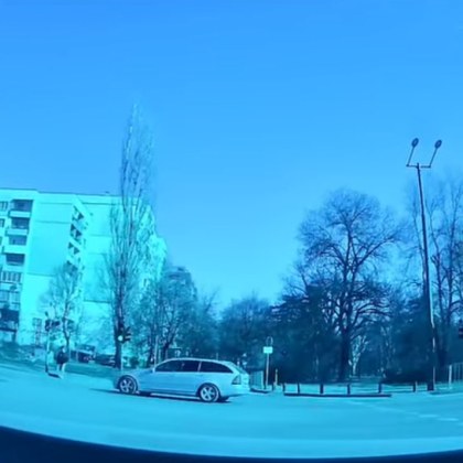 Столичанин мина на червено на оживено кръстовище в града Свидетел на