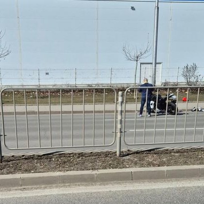 Моторист е пострадал при инцидент в столицата съобщават граждани в