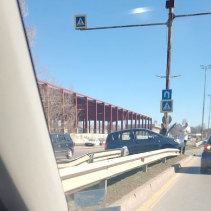 Кола се озова върху разделителен остров на оживена столична пътна