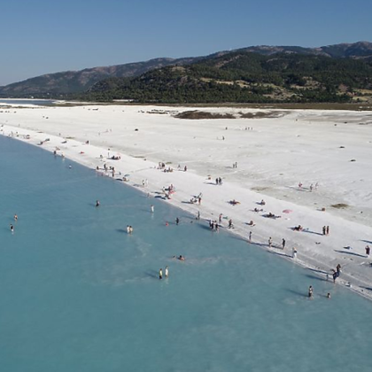 Със своите ярки тюркоазени зелени и сини води не е
