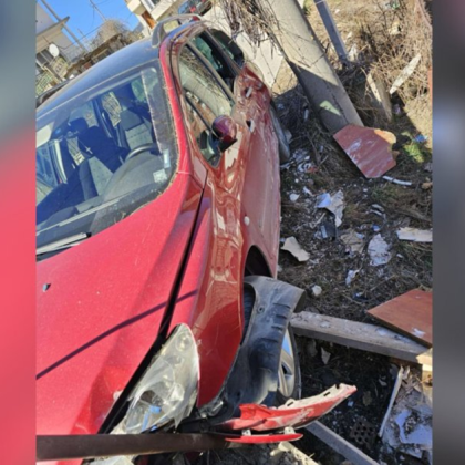 Автомобил се вряза в паркирана кола и по чудо не