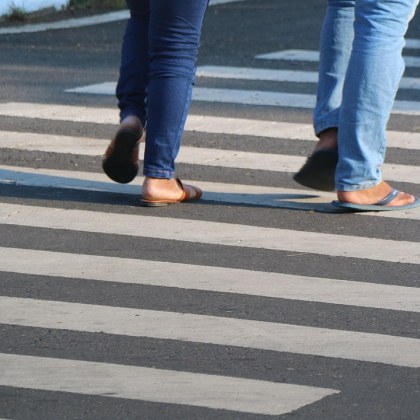 Пресичащите на пешеходна пътека които използват мобилен телефон ще бъдат