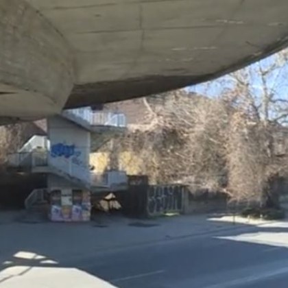 Корозирали метални елементи и ронещ се бетон под някои от