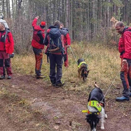 Семейство с две деца е било спасено тази нощ от