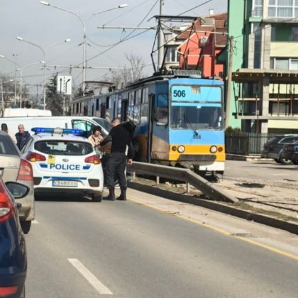 Бус се блъсна в трамвай в София Инцидентът стана на