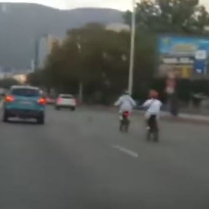 История с продължение тийнейджъри движещи се с електрически скутери