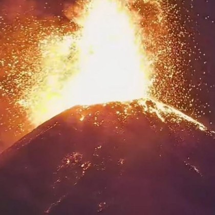 Близо хиляда души бяха евакуирани днес в Гватемала след като