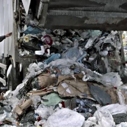 Mъртъв човек e открит в камион за боклук при изпразването