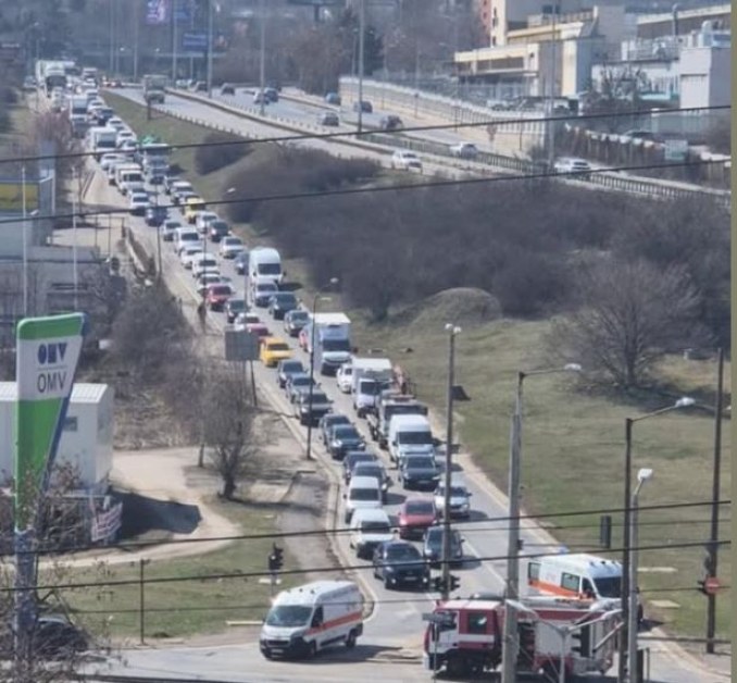 В София: кола се вряза в стълб, пристигнаха огнеборци и медици ВИДЕО+СНИМКИ