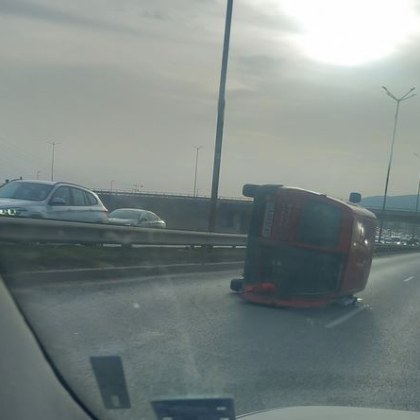 Бус се обърна на Околовръстното на столицата алармират граждани в