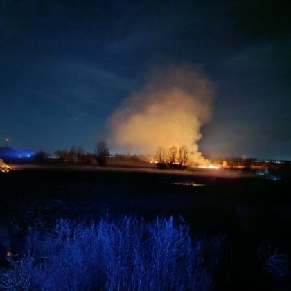 Голям пожар се разрази в землището на Войводиново преди минути