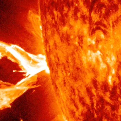 Учени са регистрирали слънчево изригване от предпоследния клас на мощност —