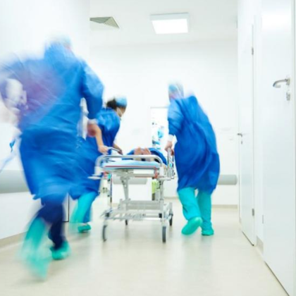 Жена е в тежко състояние след падане от прозорец на хостел в