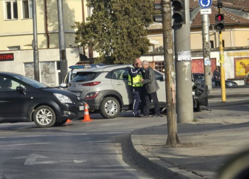 Две коли се блъснаха в София СНИМКИ