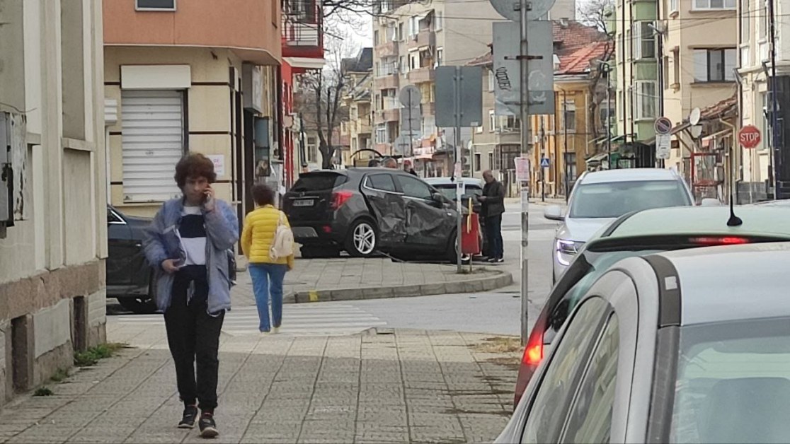 Катастрофа в центъра на Пазарджик: Замесен ли е бивш кмет? СНИМКИ