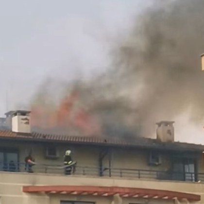 Голям пожар гори в момента в Слънчев бряг показа клип