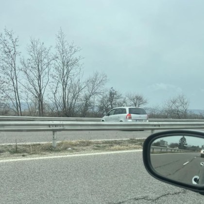 На снимка споделена в социалните мрежи е уловен моментът в