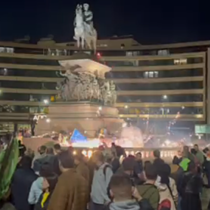 Задържаха мъж пуснал заря към историческата сграда на Народното Събрание Фойерверките