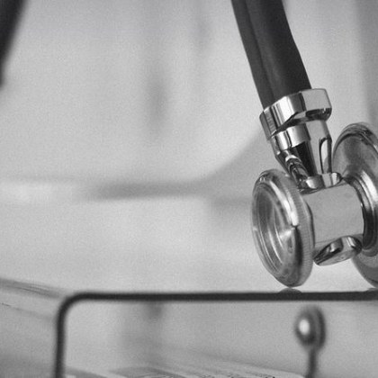 Работещи в здравеопазването излизат на протест пред Здравното министерство Протестът на