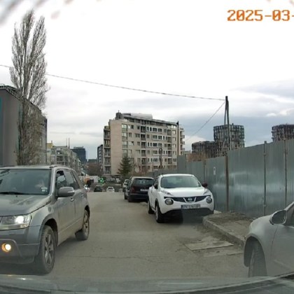 Видео публикувано в социалните мрежи показва как на тясна улична