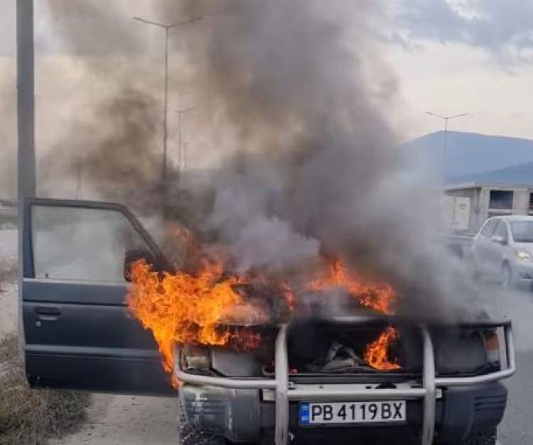 Джип изгоря на пътя Асеновград - Пловдив, никой не помогна ВИДЕО