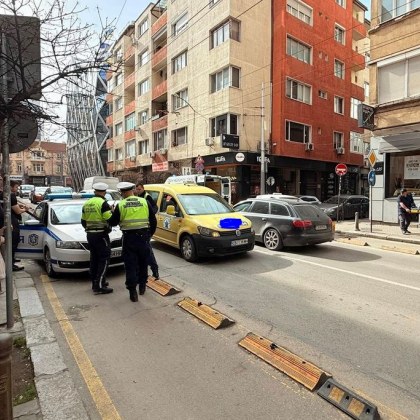 Жена е била блъсната от автомобил докато пресичала неправилно на