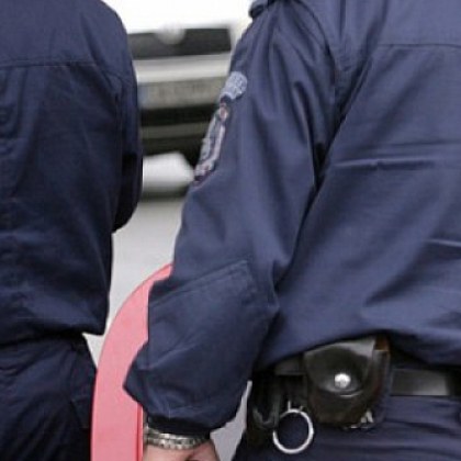 Двама полицаи от Казанлък на 26 и 35 години