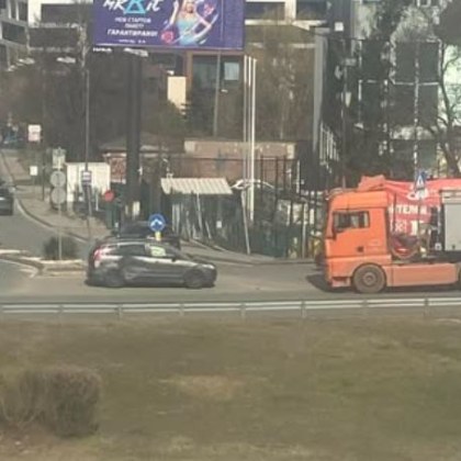 Камион блъсна кола преди минути в София Инцидентът е станал