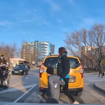 Притеснителна случка разпространиха граждани в социалните мрежи Моторист прелита пред