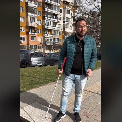 Кадри в социалните мрежи показват как тийнейджъри влизат в една