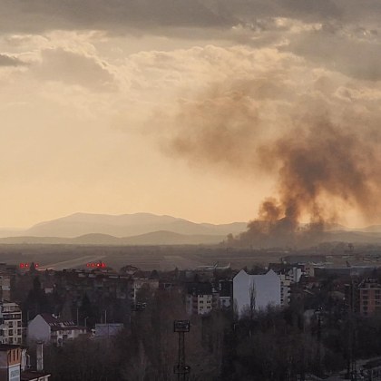 Пожар гори в този момент в София Гъсти пушеци дим
