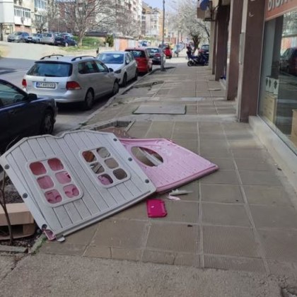 Мъж алармира за притеснителен случай Детска къщичка се стоварила от висок