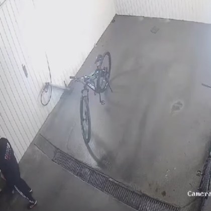 Столична автомивка сподели в социалната мрежа записи от охранителните си