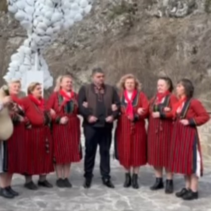 Евробабите на село Забърдо изпълниха песен с която поздравиха американския