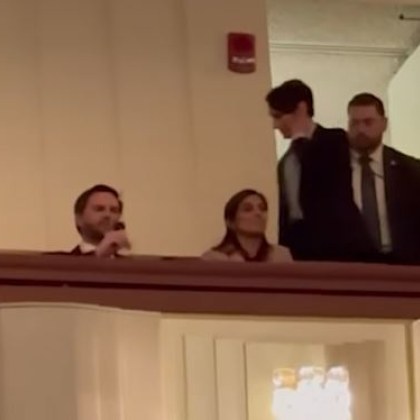 Вицепрезидентът Джей Ди Ванс присъства на концерт в Центъра за