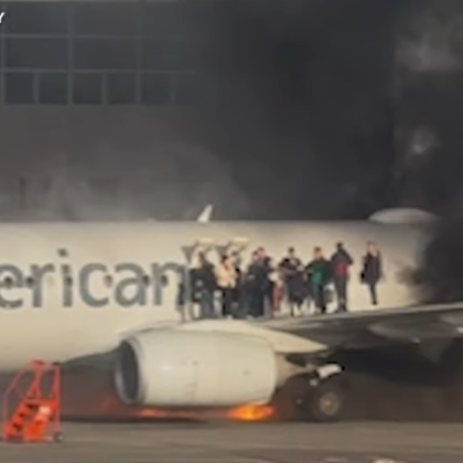 Самолет на American Airlines се запали след като кацна на международното летище