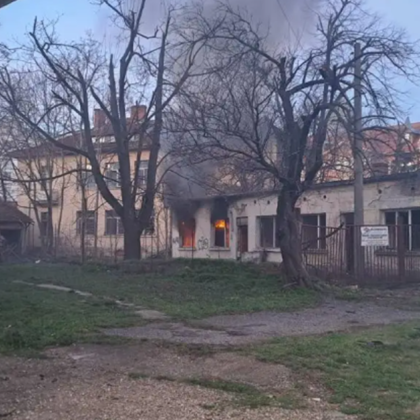Пожар гори в изоставена постройка по булевард Скобелев в Русе Сградата