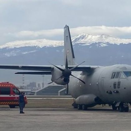 Военнослужещи със самолет C 27J Spartan от състава на 16 а авиационна