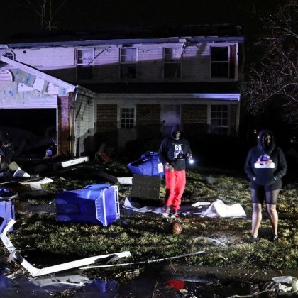 Съобщава се че шестима души са загинали при мощни бури