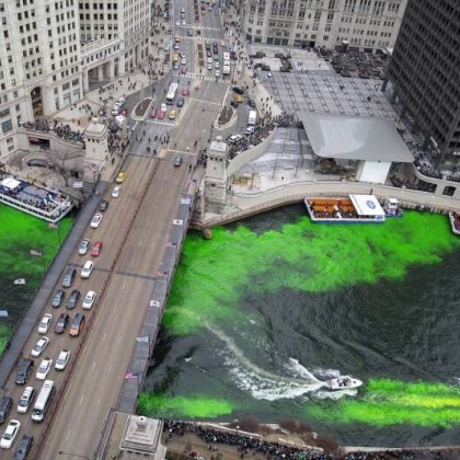 Река Чикаго отново заблестя в ярко зелено отбелязвайки началото на