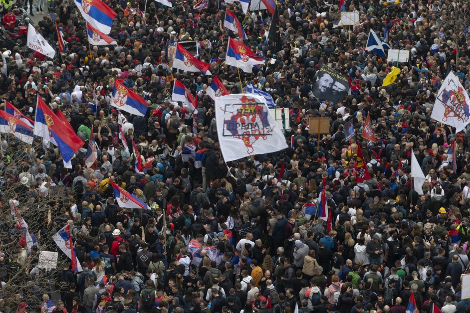 Над 100 хиляди сърби протестираха тази вечер в Белград, задържаха черногорски депутат